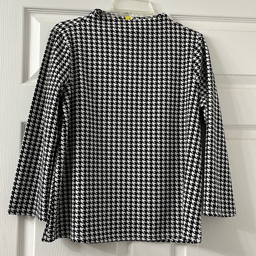 🖤🤍 B&W Houndstooth top with yellow back zipper.